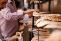 تبريد الخبز أمام مخبز في دمشق (رويترز)