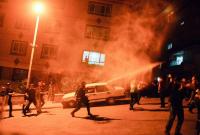الشرطة التركية تستخدم الغاز المسيل للدموع لتفريق من قاموا بتدمير محال السوريين وممتلكاتهم في ألتنداغ بأنقرة في آب 2021