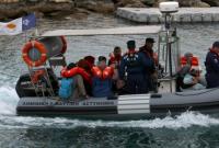 طالبو لجوء سوريون على متن قارب لحرس الحدود عند ساحل قبرص مطلع العام الماضي (رويترز)