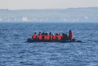 مهاجرون عبر البحر يستقلون قارباً مطاطياً - المصدر: تايمز لايف