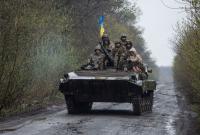 دبابة أوكرانية تقل عدداً من الجنود (رويترز)