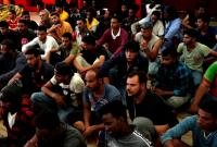 مهاجرون يجلسون في أحد طوابق السفينة بعدما تم إنقاذهم على يد منظمة الأذرع المفتوحة في 17 أيلول 2022