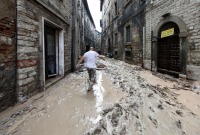 آثار السيول على منطقة ماركي وسط إيطاليا (رويترز)