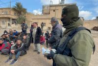 تجميع أهالي من حي غويران من قبل عناصر "قسد" أثناء حملة تفتيش عن تنظيم "الدولة- 30 كانون الثاني 2022 (فيس بوك)