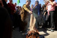 متظاهرات إيرانيات يحرقن حجابهنَّ احتجاجاً على مقتل مهسا أميني (AP)