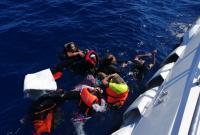 خفر السواحل التركي ينقذ مهاجرين دفعتهم السلطات اليونانية نحو المياه الإقليمية التركية (وكالة الأناضول)