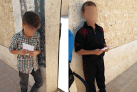 طفلان يوزعان منشورات ترويجية لصالح مرشح عن مجلس محافظة حلب في انتخابات الإدارة المحلية (فيسبوك/رضا الباشا)