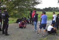 الشرطة التشيكية توقف طالبي اللجوء إثر عمليات تفتيش عشوائية بالقرب من الحدود السلوفاكية - 15 أيلول 2022 AP))