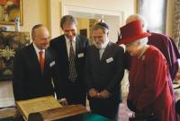 الملكة إليزابيث مع سياسيين يهود في قصر باكنغهام (رويترز)