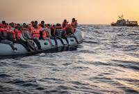 قارب لاجئين في وسط البحر (إنترنت)