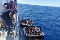 خفر السواحل التركي ينقذ طالبي لجوء دفعتهم اليونان قبالة ولاية إزمير- 16 من أيلول 2022 (الأناضول)