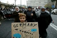 تظاهرة أمام القنصلية الألمانية في أثينا بسبب تأجيل لم الشمل (Getty)