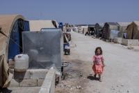 طفلة سورية تمشي حافية القدمين في مخيم للنازحين بإدلب - التاريخ: 4 آب 2022