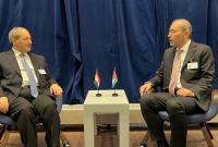 وزير خارجية الأردن أيمن الصفدي ووزير الخارجية في حكومة النظام السوري فيصل المقداد (الخارجية الأردنية/ تويتر)