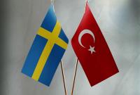 علم الجمهورية التركية إلى جانب علم دولة السويد (وسائل إعلام تركية)
