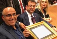 نجاتي أوزكان إلى جانب رئيس بلدية إسطنبول الكبرى أكرم إمام أوغلو (وسائل إعلام تركية)