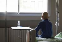طفل مريض بالسرطان يجلس على سريره في مشفى الأطفال بدمشق - 7 آذار 2022 (AP Photo)