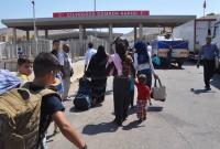 سوريون يعبرون نحو الأراضي السورية عبر معبر باب الهوى (وسائل إعلام تركية)