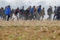 لاجئون يعبرون نحو الأراضي اليونانية (رويترز)