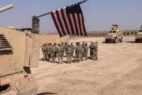 جنود من الجيش الأميركي يستعدون للخروج في دورية من قاعدة التنف إلى البادية السورية (Getty)