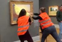 لحظة الاعنداء على لوحة "أكوام التبن" للرسام الفرنسي كلود مونيه (فيديو)