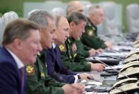 الرئيس الروسي فلاديمير بوتين مع كبار قادته العسكريين في مركز مراقبة الدفاع الوطني في موسكو (رويترز)