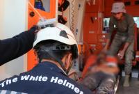 إسعاف أحد المصابين ونقله إلى مشفى مدينة إدلب – الدفاع المدني السوري