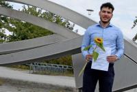 المهندس المعماري حسام الشواخ حاملاً جائزة "DAAD" عام 2021 (فيسبوك)
