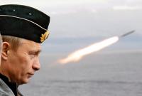 الرئيس الروسي فلاديمير بوتين، يراقب إطلاق صاروخ من على متن طرّاد الصواريخ النووية بيوتر فيليكي، خلال تدريبات عسكرية عام 2005 (رويترز) 