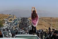 آلاف المتظاهرين متوجهين إلى قبر مهسا أميني بإقليم كردستان في ذكرى مرور 40 يوماً على وفاتها (AFP)