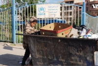 نبش القمامة من إحدى الحاويات في القامشلي - تلفزيون سوريا