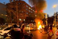 استمرار الاحتجاجات في إيران رغم حملات القمع العنيفة (رويترز)