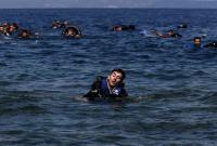 لاجئون سوريون يحاولون النجاة بعد غرق مركبهم قرب جزير ليسبوس اليونانية -13 أيلول 2015 (رويترز)