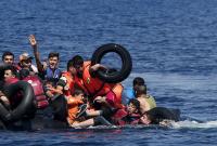 لاجئون سوريون يحاولون النجاة بعد غرق مركبهم في مياه البحر الأبيض المتوسط  -13 أيلول 2015 (رويترز)