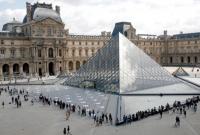 متحف اللوفر في العاصمة الفرنسية باريس (رويترز)