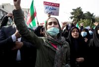 مظاهرة في طهران يحمل المشاركون فيها لافتات ضد القيادة الإيرانية، في 28 تشرين أول 2022 (AFP)