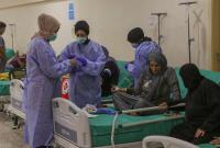عاملون صحيون يعتنون بمرضى الكوليرا المشتبه بهم داخل مستشفى ميداني في لبنان - رويترز