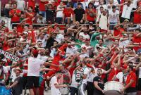 مشجعون عرب يتمرنون على هتافات خاصة في الدوحة لدعم المنتخبات العربية في مونديال قطر 2022 (رويترز)