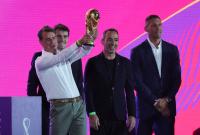 19 نوفمبر 2022 يحمل توماس بيرتهولد كأس العالم إلى جانب إيكر كاسياس ويوري دجوركيف وماركو ماتيرازي خلال افتتاح مهرجان مشجعي FIFA - رويترز