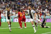 لاعب المنتخب الألماني نيكلاس فولكورغ يحتفل بتسجيل هدفه الأول مع جمال موسيالا - رويترز