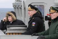 بوتين برفقة قائد أركان البحرية الروسية وأحد جنرالاته