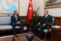 وزير الدفاع التركي يلتقي السفير الأمريكي في أنقرة (الأناضول)
