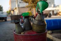 امرأة تقتل تاجر بقنبلة شرقي دير الزور لامتناعه عن شراء وقود مهرب - AFP