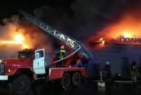 أثناء محاولة رجال الإطفاء إخماد الحريق المندلع في حانة في مدينة كوستروما الروسية (تويتر)