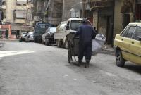عامل نظافة في حي الشيخ مقصود بحلب -  تلفزيون سوريا