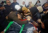 عائلة ريماوي تبكي ظافر وجواد عقب استشهادهما برصاص جيش الاحتلال (رويترز)