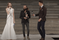مصمم الأزياء محمد سلكة خلال تسلمه جائزة في مدينة ياش الرومانية (يوتيوب)