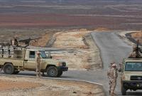 آليات لحرس الحدود الأردني تتجول على طول الحدود مع سوريا (AFP)