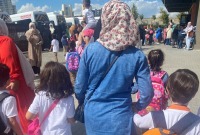 أم سورية تصحب أطفالها إلى الروضة في مدينة اسطنبول (الإنترنت)