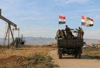 عناصر من قوات النظام السوري قرب أحد حقول النفط في دير الزور - AP